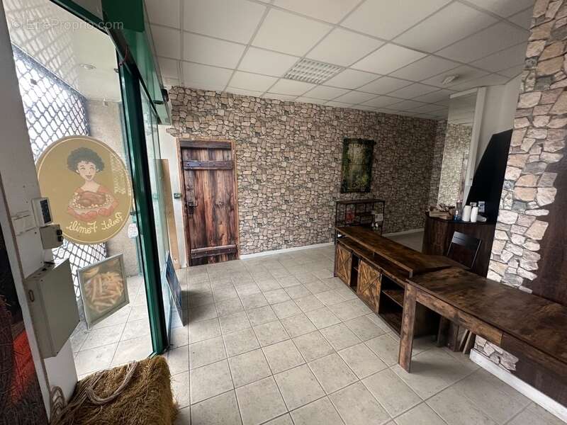 Commerce à CHATEAUNEUF-DU-FAOU