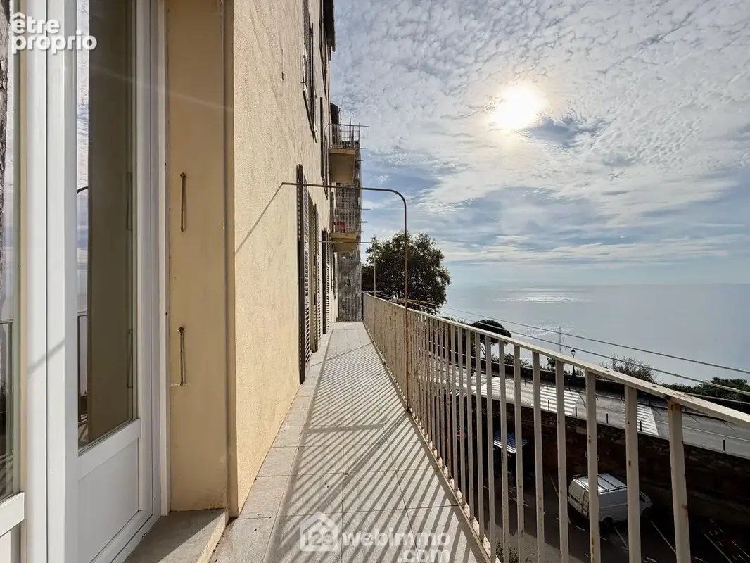 Le balcon qui offre une très jolie vue sur la mer