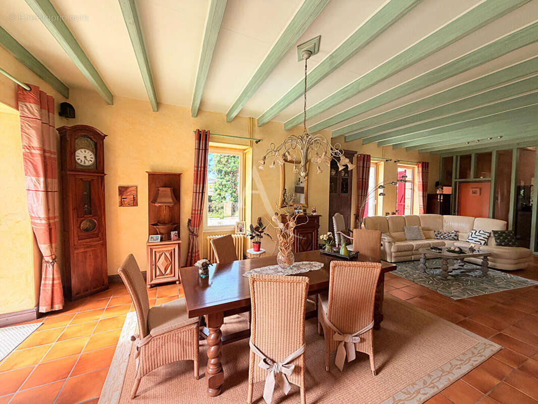 Maison  en pierre de194 m2 et granges - photo 6