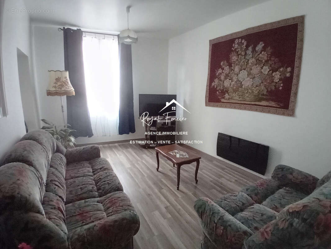 Salon cosy indépendant  - Maison à DESCARTES