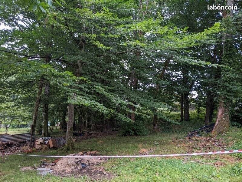 Terrain à NOTRE-DAME-DE-SANILHAC