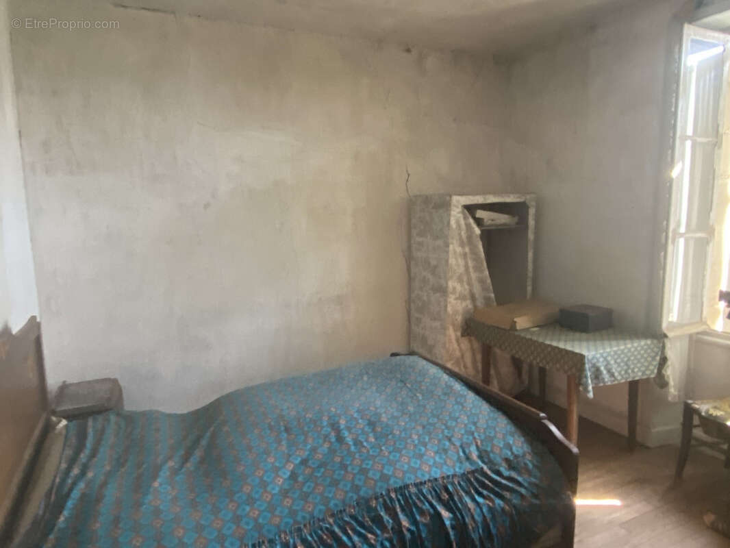 Maison à SAINT-CYR-LES-CHAMPAGNES