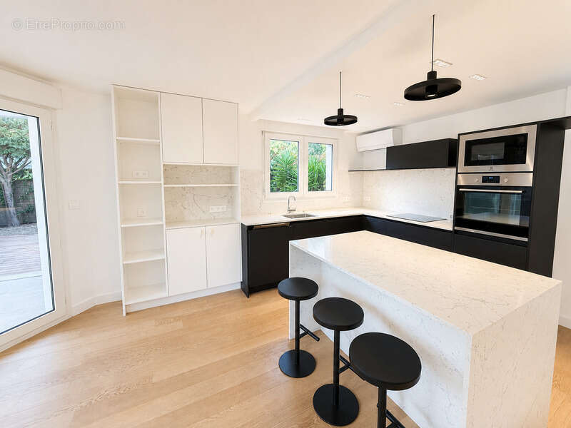  Anglet – Appartement rénové en rez-de-jardin avec terrasse, jardin et garage - photo 2