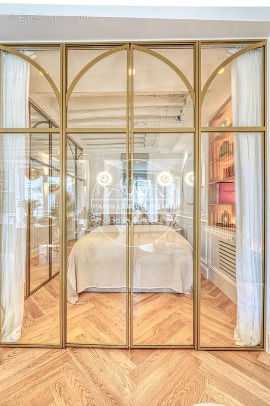 Appartement à PARIS-1E