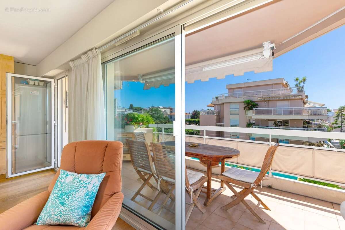 VENDU - Exclusivité  - JUAN-LES-PINS - Magnifique 3P avec terrasse de 40m² - piscine - parking en sous sol - à 150 m des plages - photo 13