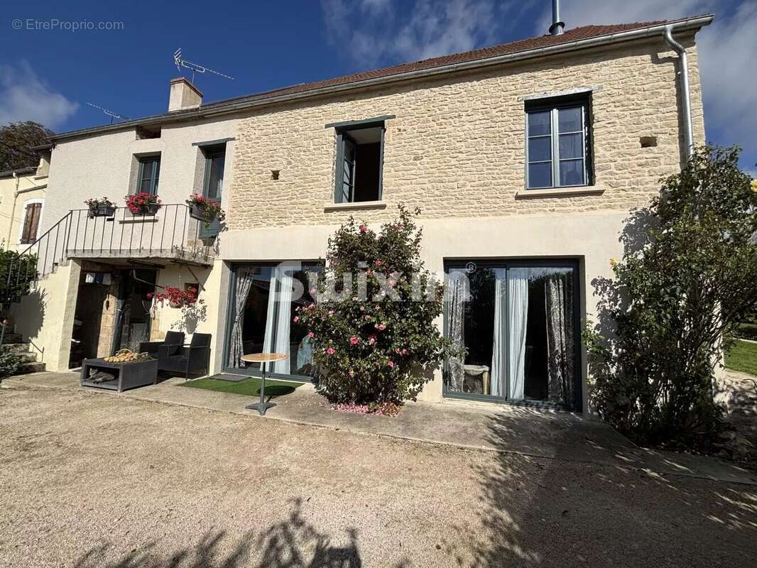 Maison de caractère rénovée avec élégants volumes - photo 2