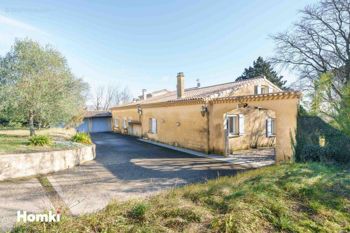 Propriété et 3 gites / T7 de 500 m2 à Saint-Montan 07220 - photo 16