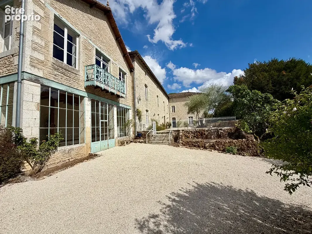 Propriété de caractère exceptionnelle avec dépendances, piscine et 3,5 hectares - photo 3