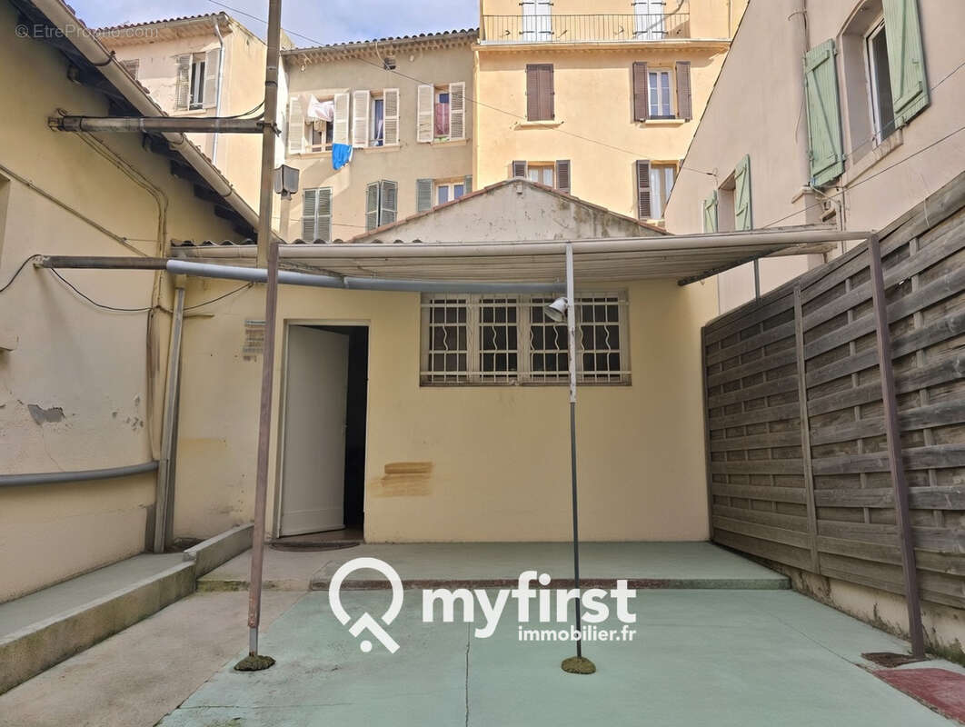 Maison de deux pièces et un grand hangar. - photo 3