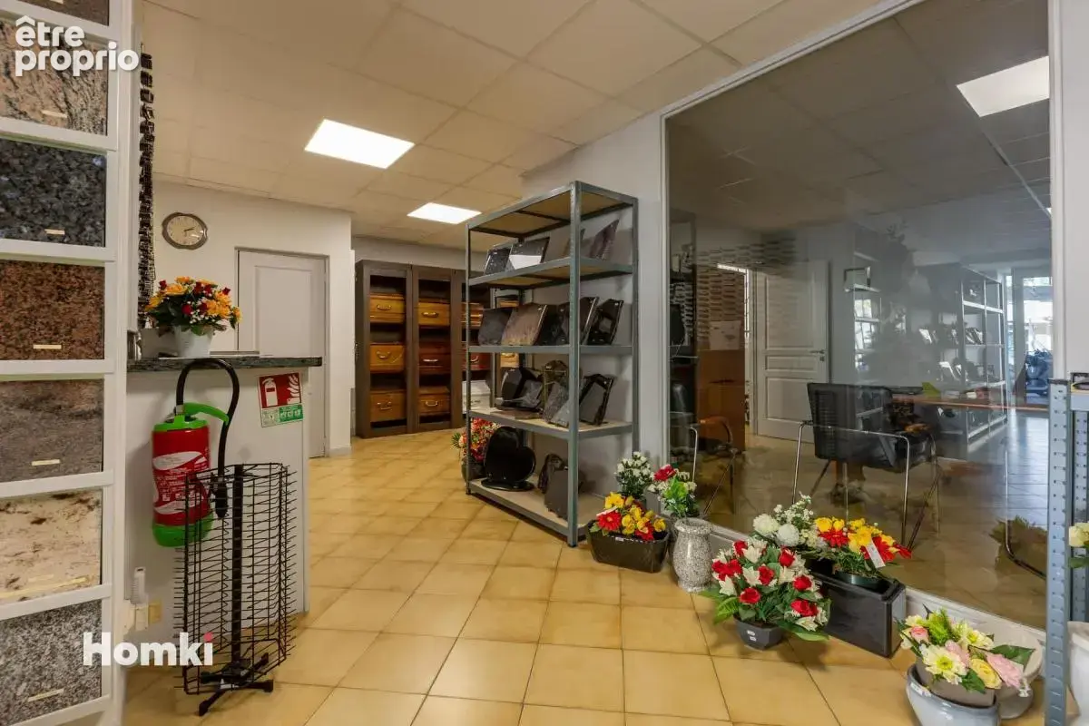 Local commercial T4 de 80 m2 en rez-de-chaussée d'une copropriété Mèze 34140 - photo 11