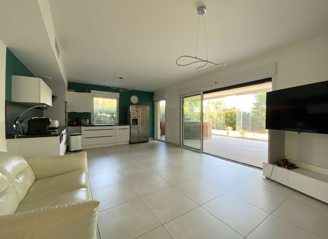 SAINT RAPHAEL / BOULOURIS 3 pièces d'angle 75 m² , plus 30 m² de véranda en rez de jardin de 250 m² - photo 4