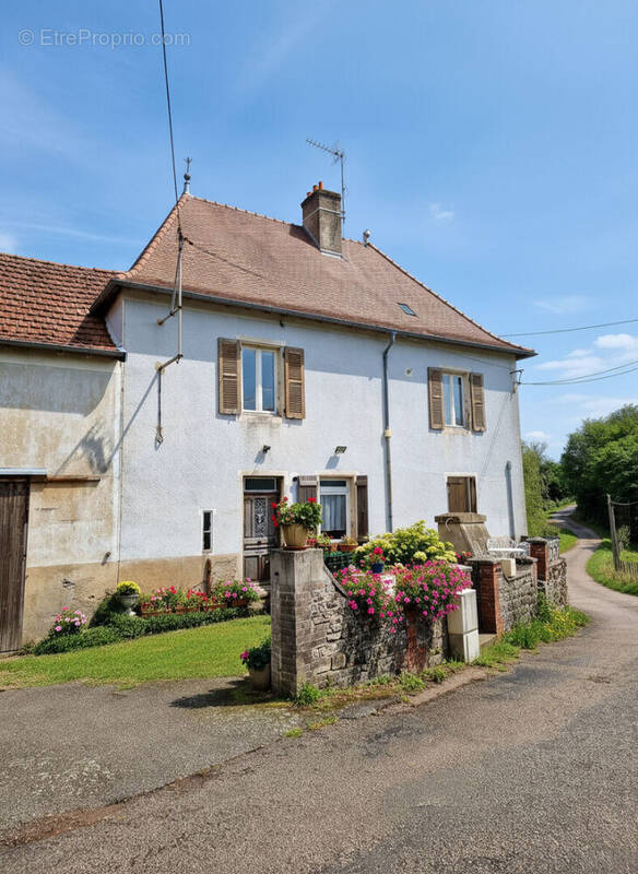 Maison à LA CLAYETTE