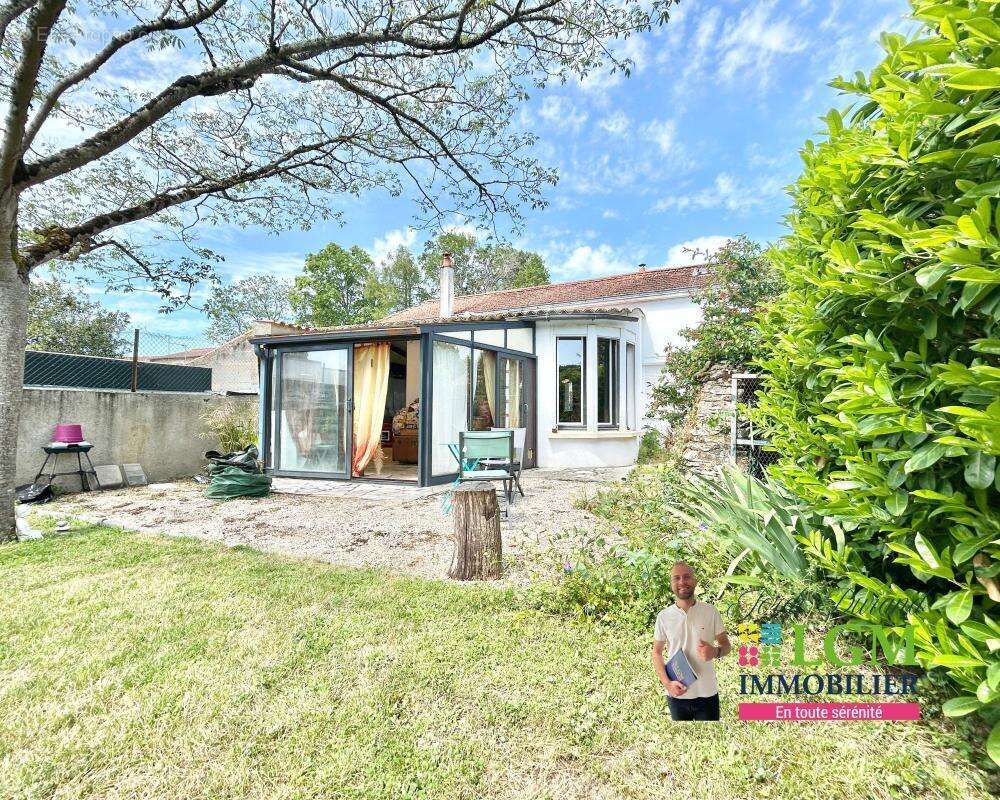 Mareuil-sur-Lay – Maison de plain-pied avec dépendance et fort potentiel, proche centre - photo 4