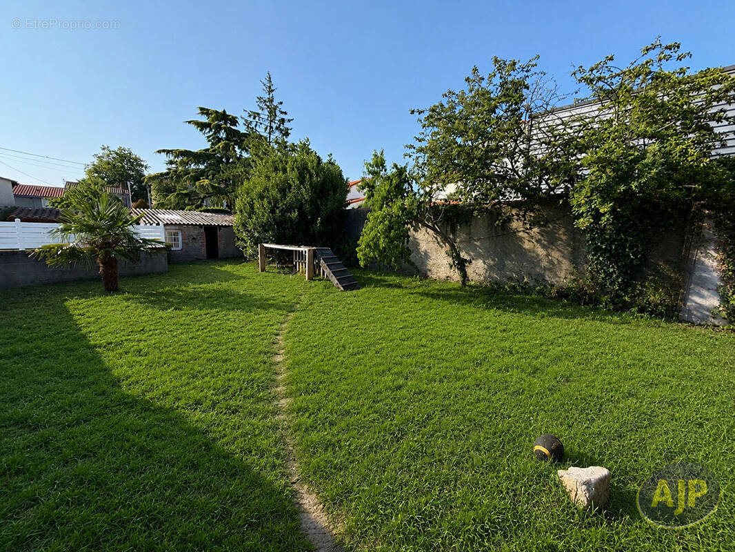 Maison à SAINT-MACAIRE-EN-MAUGES