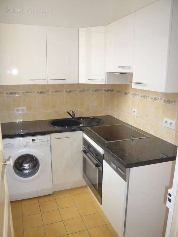 Cuisine Acier inoxydable Carrelage - Appartement à NICE