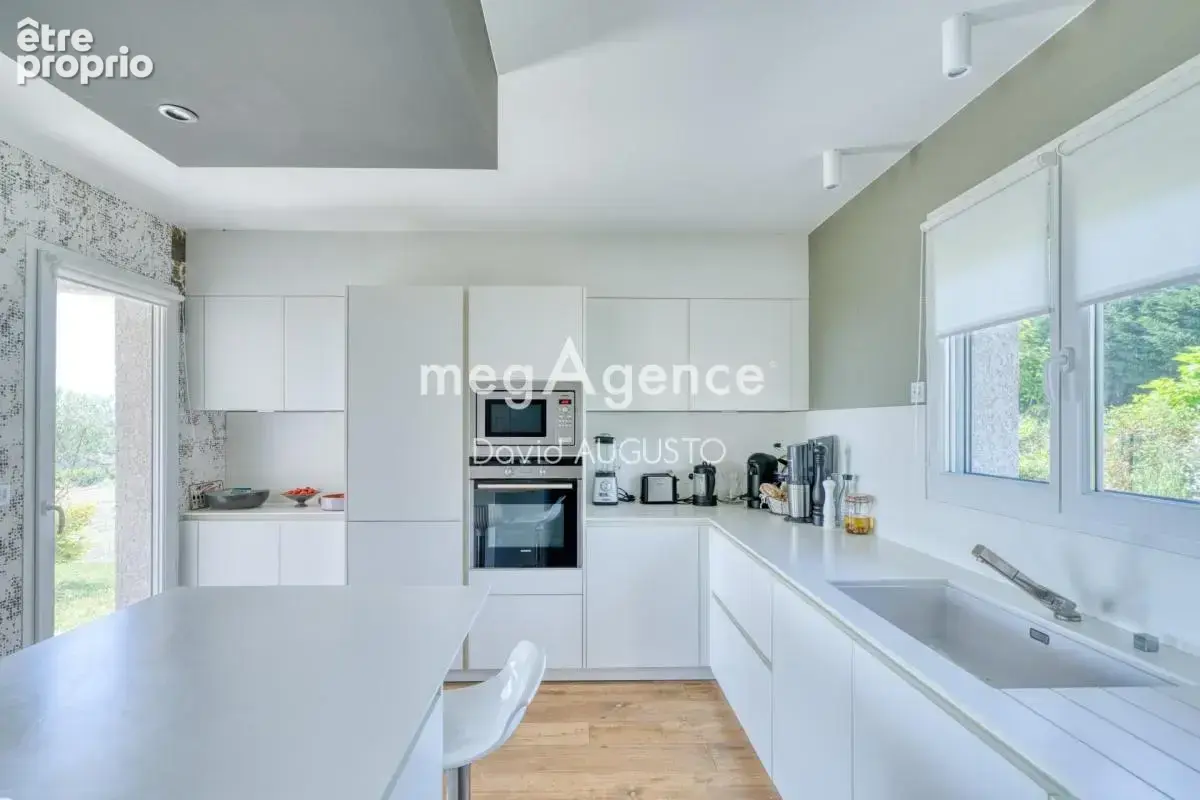 Maison avec vue, piscine chauffée, garage double et terrain de 700m2 - photo 6