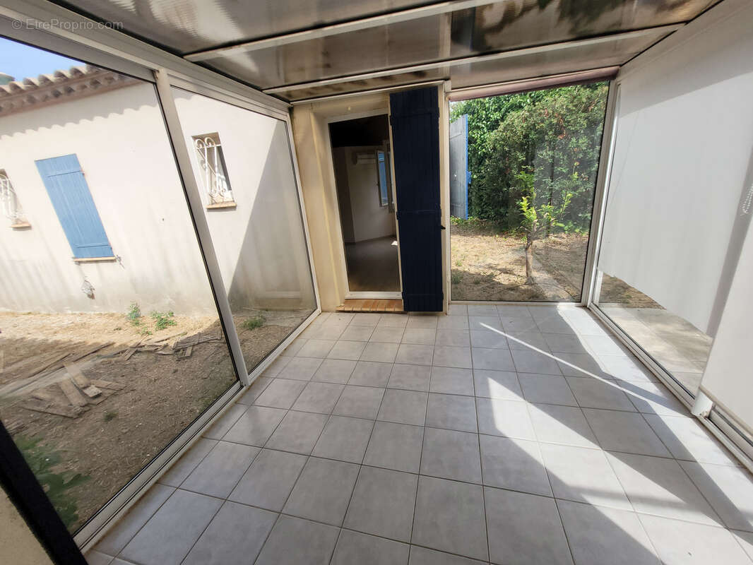  FLEURY Villa de type V d'une SH 152 m2 sur 3 faces sur un terrain de 619 m2 avec piscine. - photo 14