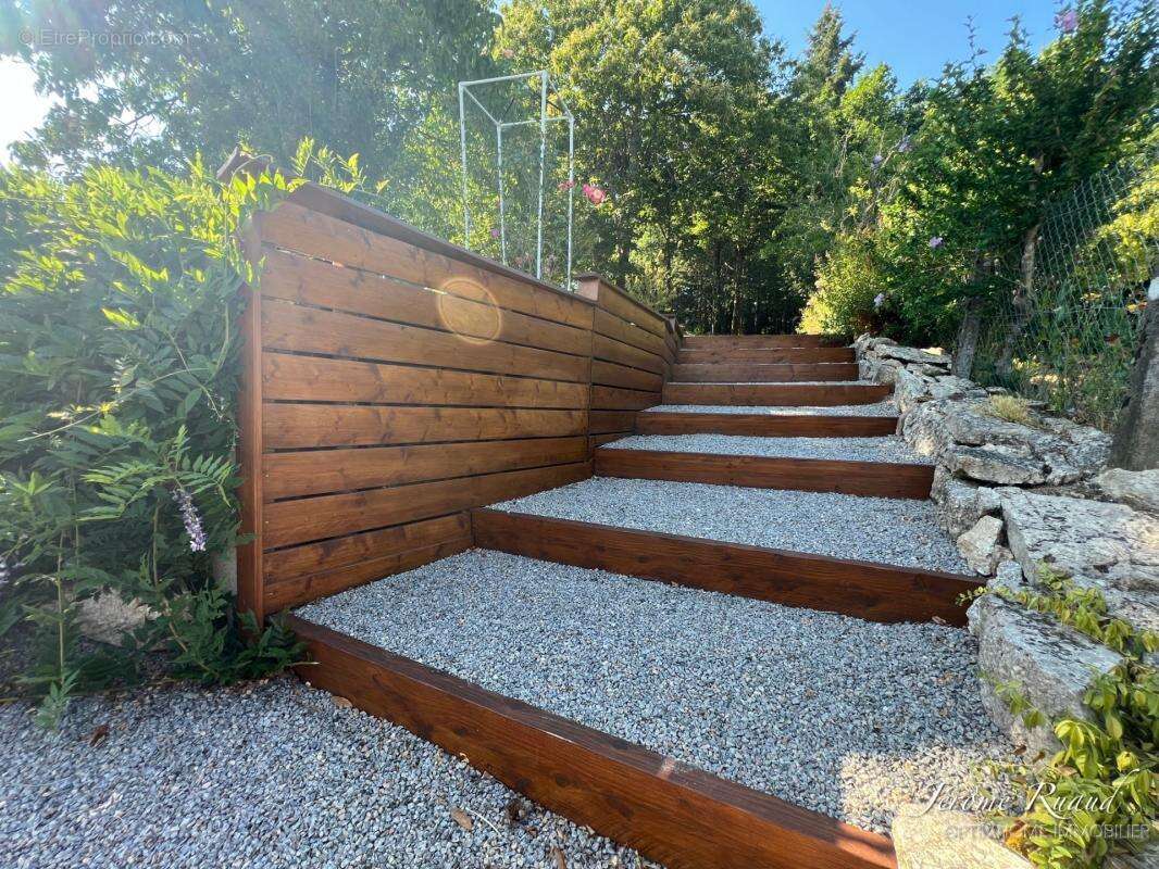 Maison de caractère rénovée de 205 m² avec jardin, bois, et grange - photo 16