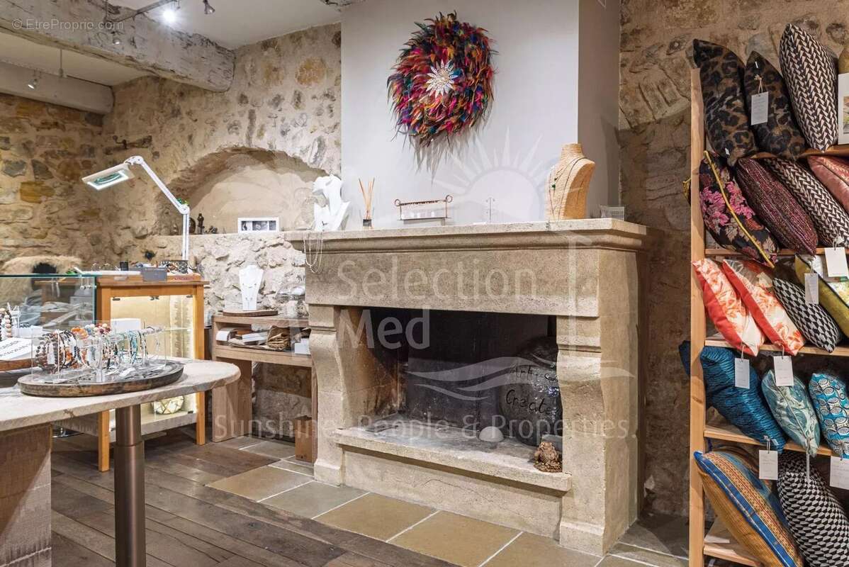 Commerce à VALBONNE