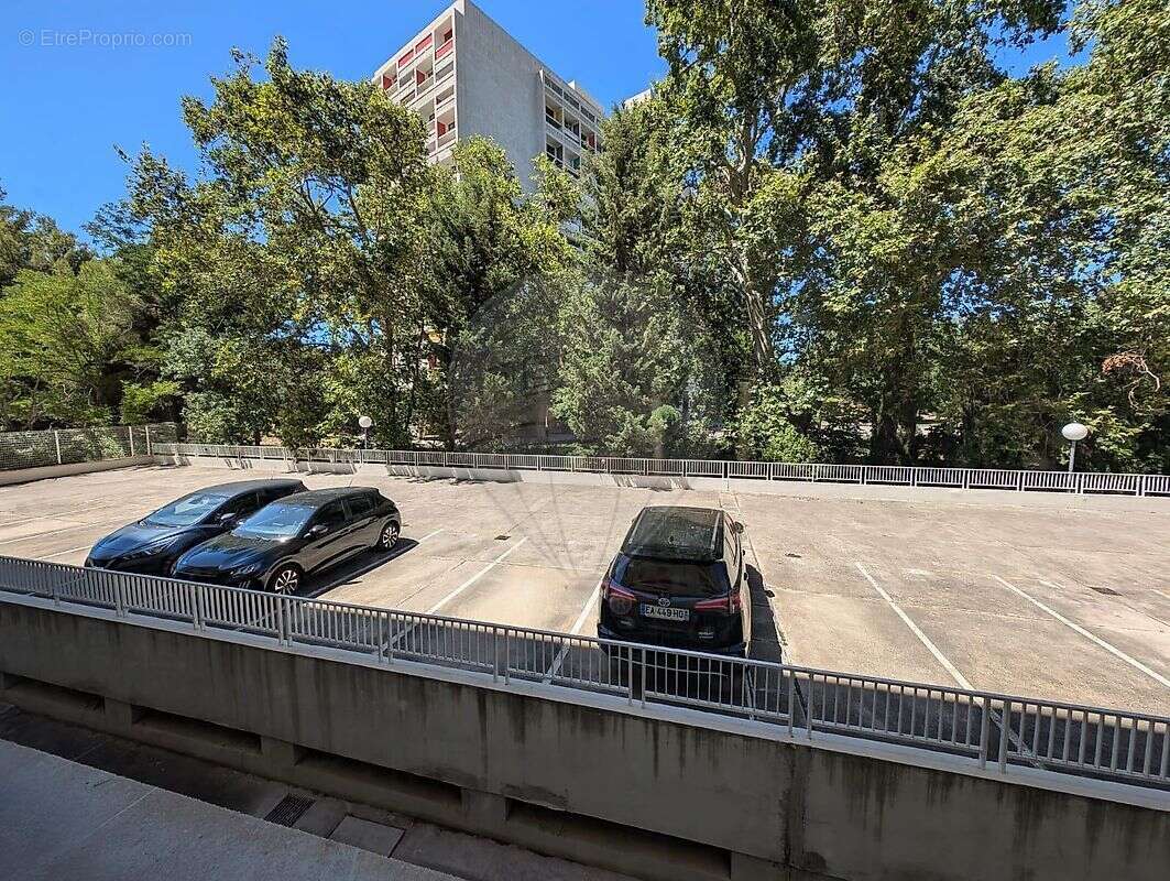 Commerce à MARSEILLE-8E