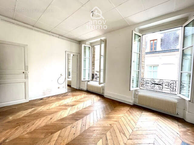 Immeuble avec appartement duplex renove sur local commercia - photo 3