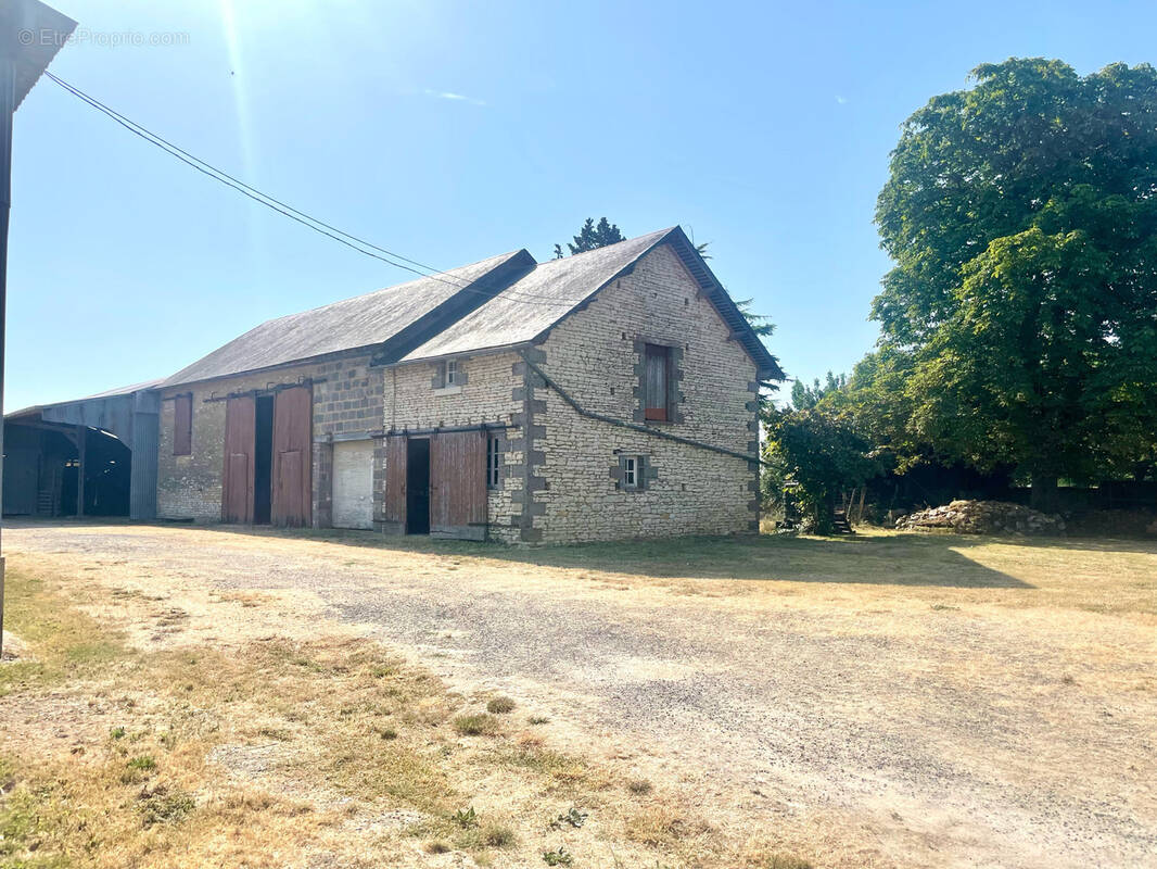 Fermette avec dependances - terrain 8402 m2 - photo 4
