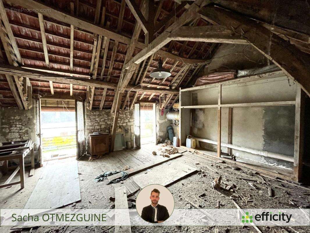 Maison à AZAY-LE-FERRON