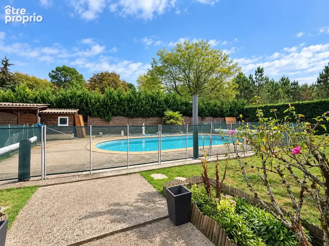 Maison familiale 121 m2 avec piscine, terrain clôturé et beaux espaces de vie - photo 2