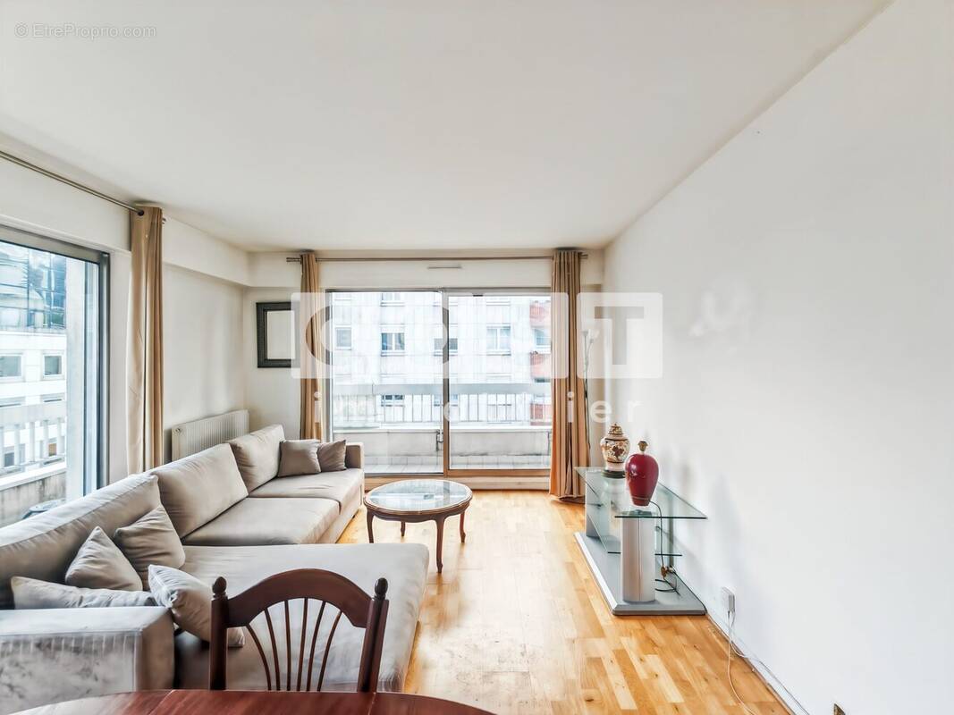 Appartement à COURBEVOIE