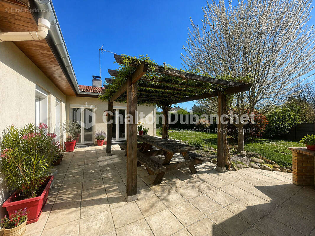 Maison 124 m² à Civens  - photo 2