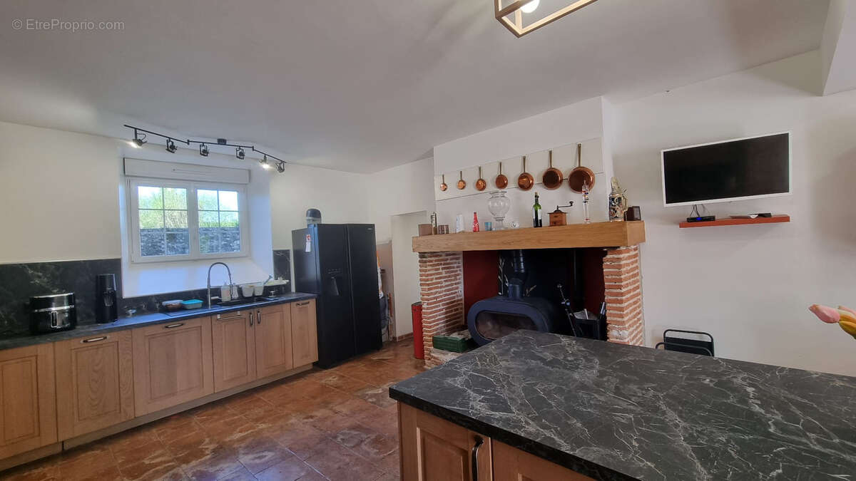Très beau château datant du XVI ème entièrement rénové au milieu de 50 hectares et ses trois lacs situé dans l - photo 22