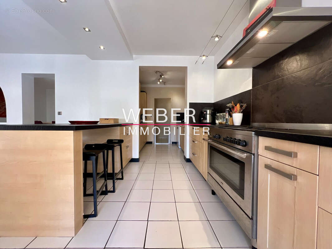 LE REVEST LES EAUX - Maison 182 m2 - 4 chambres Terrain 808 m2 - photo 6