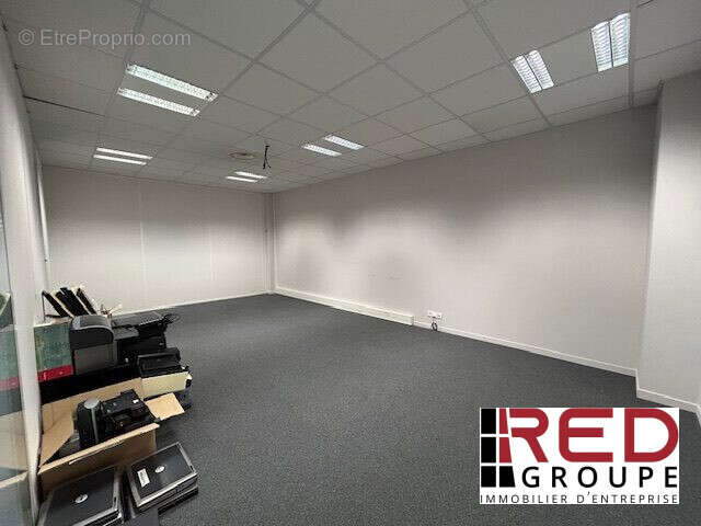 SALLE DE REUNION - Commerce à EGUILLES