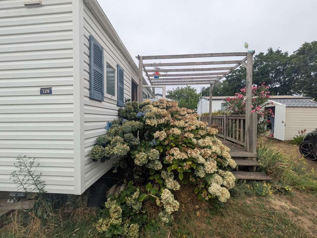 Ambon mobil-home de 26m² environ 2 chambres avec terrasse bois sur l'extérieur et abris de jardin parcelle de 200m² environ - photo 3