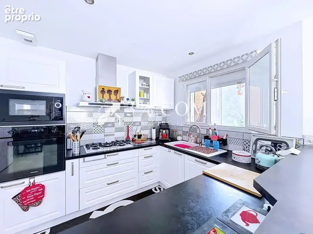 Maison de plain-pied avec piscine, jardin et vue dégagée sur - photo 9