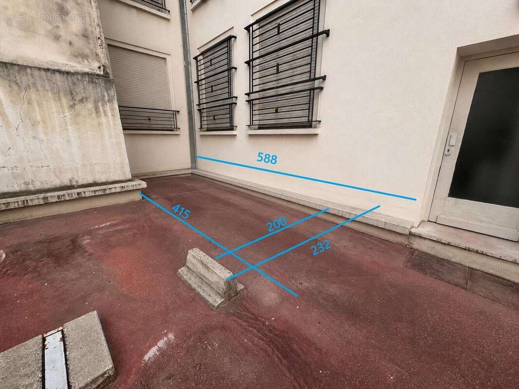   - Parking à LYON-2E