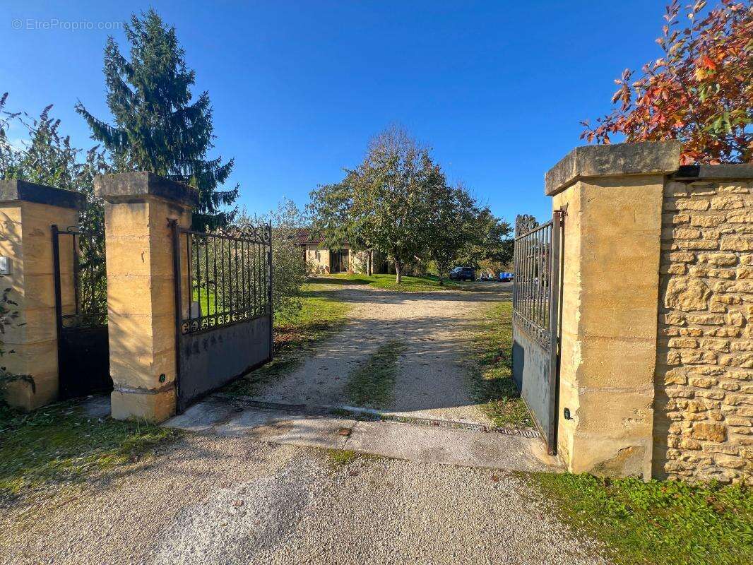 Maison à EGLISE-NEUVE-DE-VERGT
