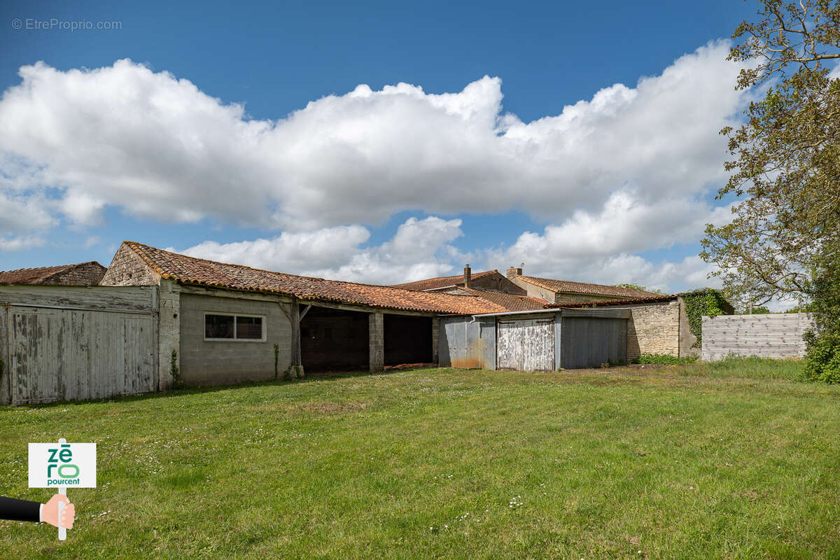 Terrain à LES MAGNILS-REIGNIERS