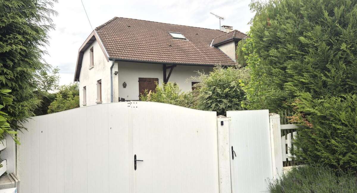 Belle Propriété ou Villa avec sa Piscine de 50 m² à réhabiliter entièrement où Maison Individuelle sur Sous-sol Complet de 223 m - photo 6