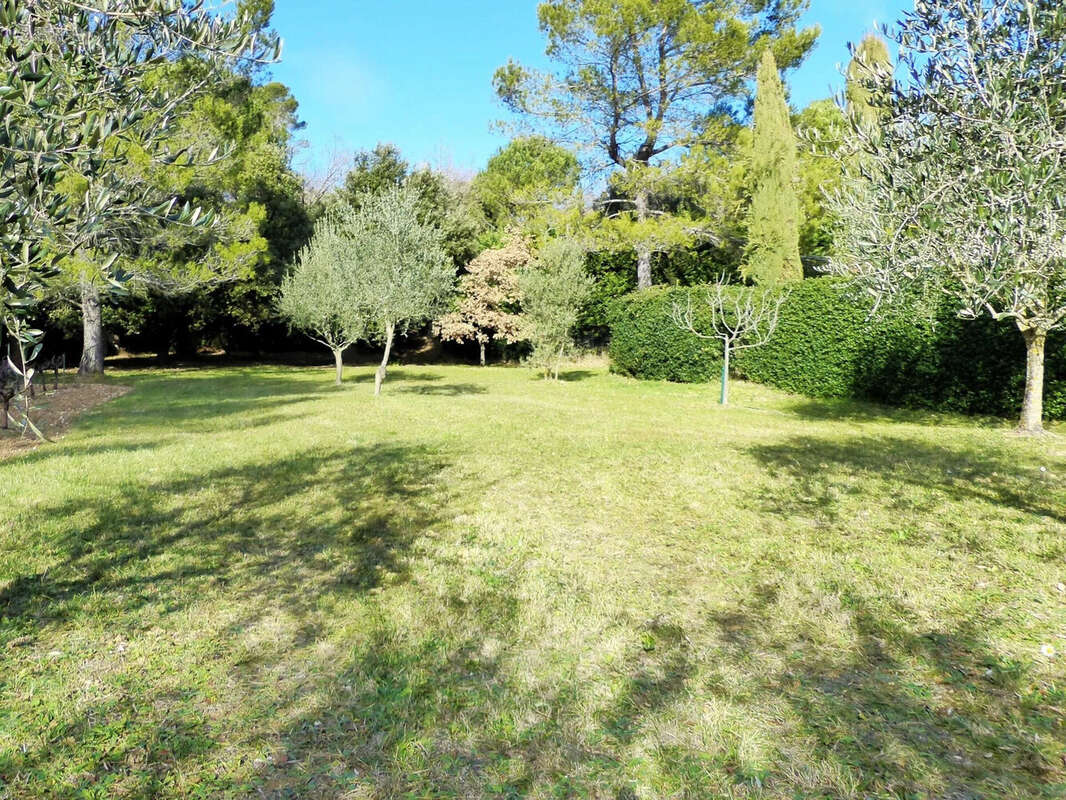 Terrain 1783 m² à La Roquebrussanne  - photo 2