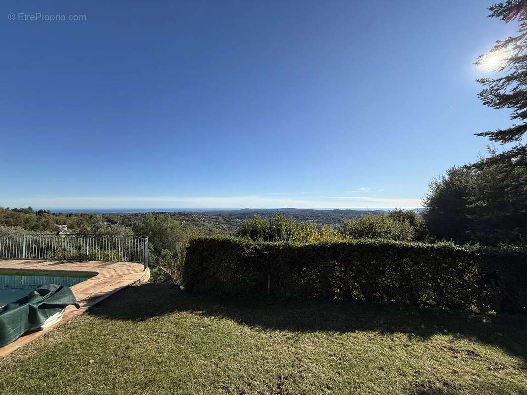 Maison à CHATEAUNEUF-GRASSE