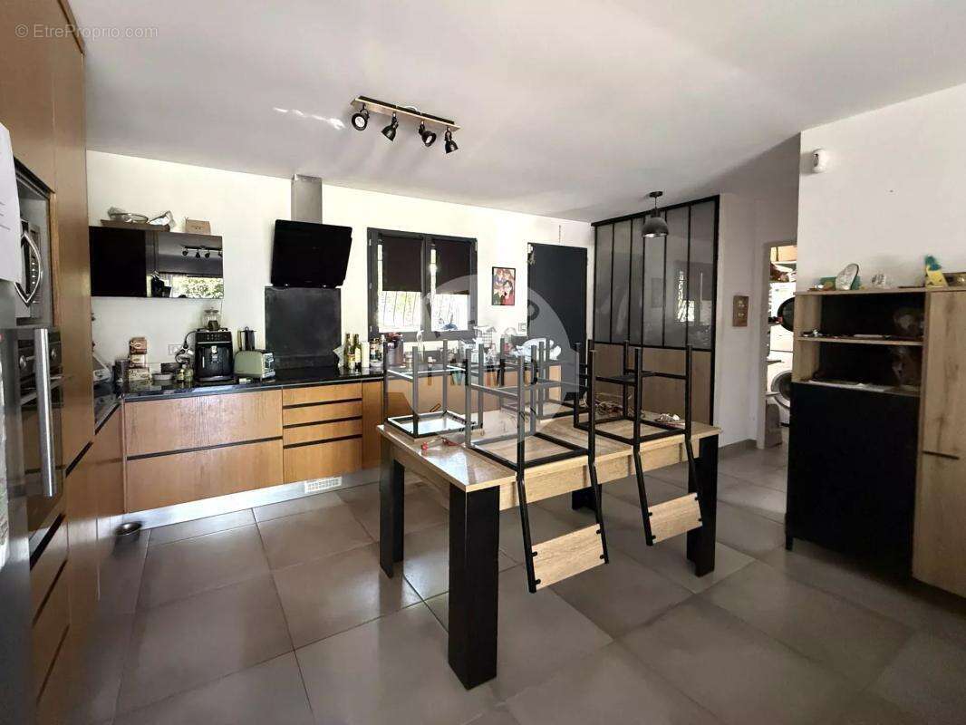 Maison plain-pied T4 récente plan d'Aups terrain plat 887 mètres carrés - photo 3