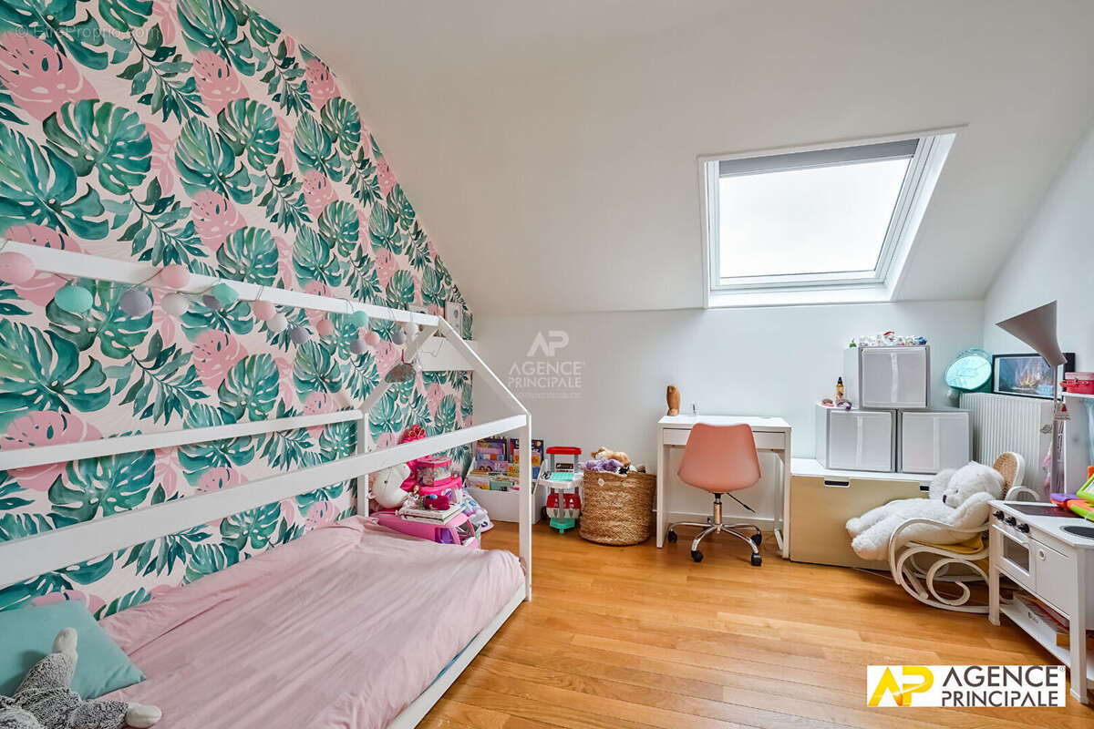 Maison à LE MESNIL-LE-ROI