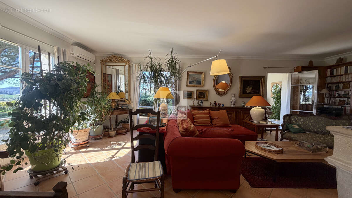 Maison à MONTELEGER