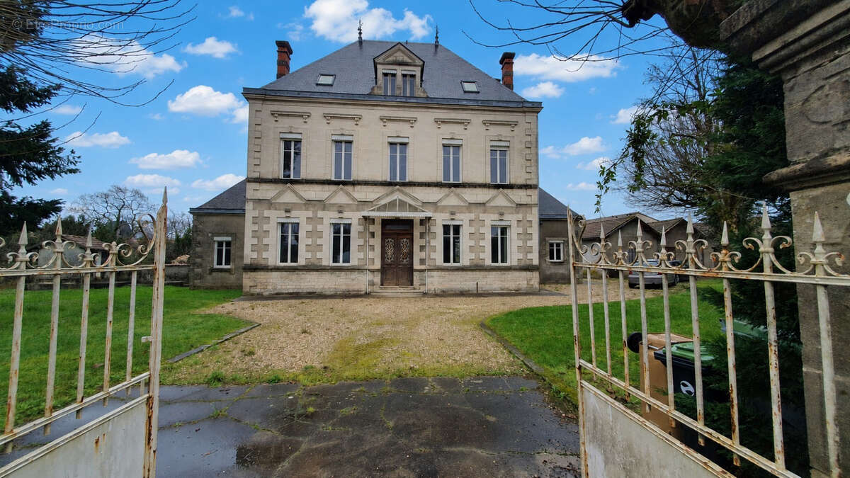 COUTRAS Maison de Maître de 256m2 - photo 2
