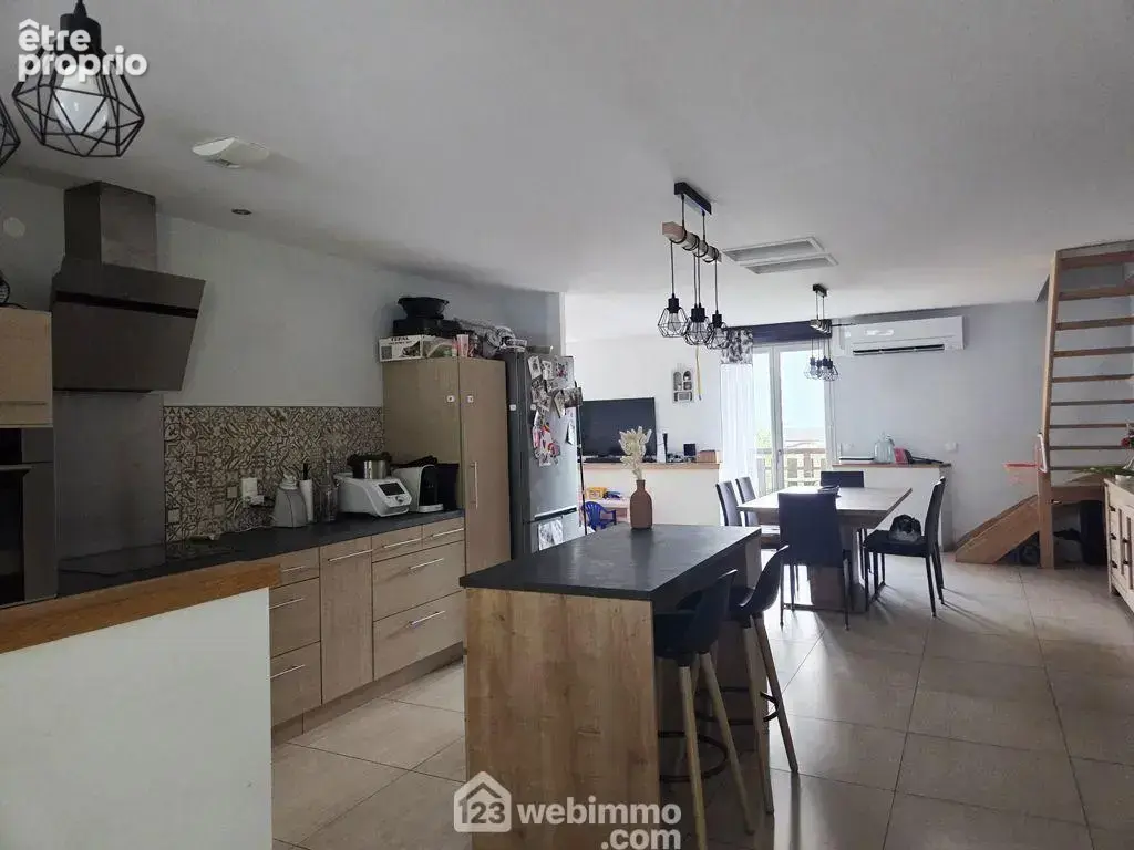 Ce duplex se trouve dans un endroit calme, à deux pas des écoles.