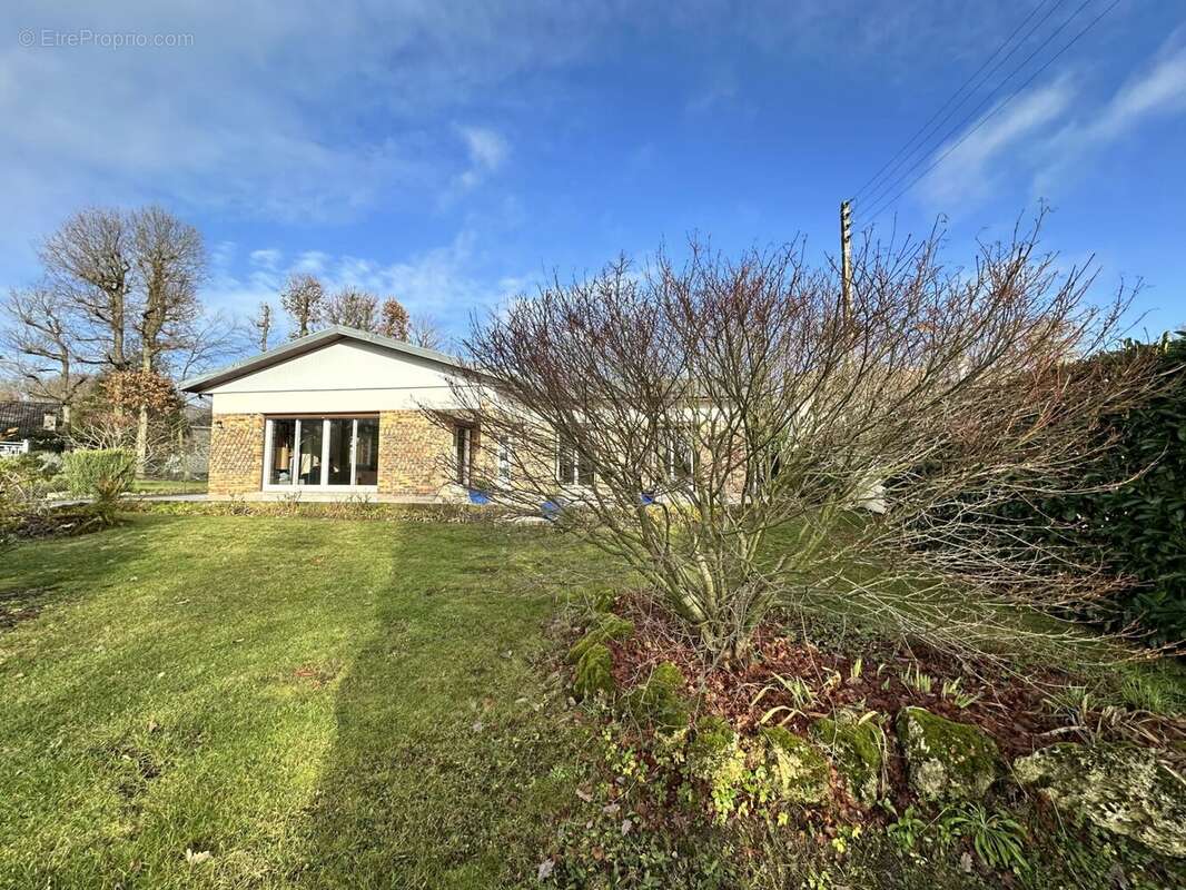 Maison à LE MESNIL-SAINT-DENIS