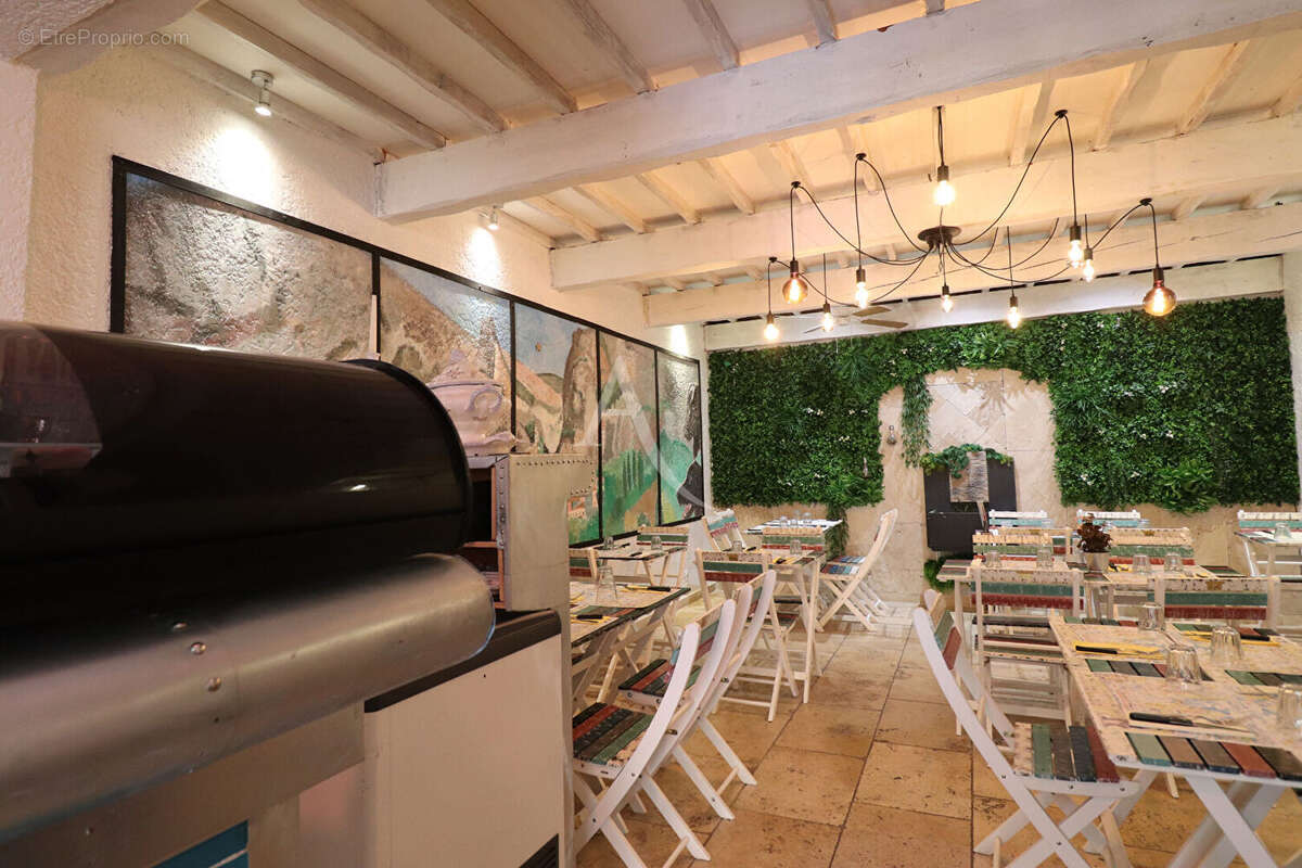 Commerce à MOUSTIERS-SAINTE-MARIE