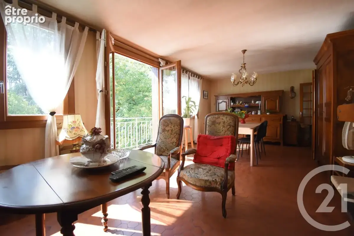 Maison à CREUZIER-LE-VIEUX