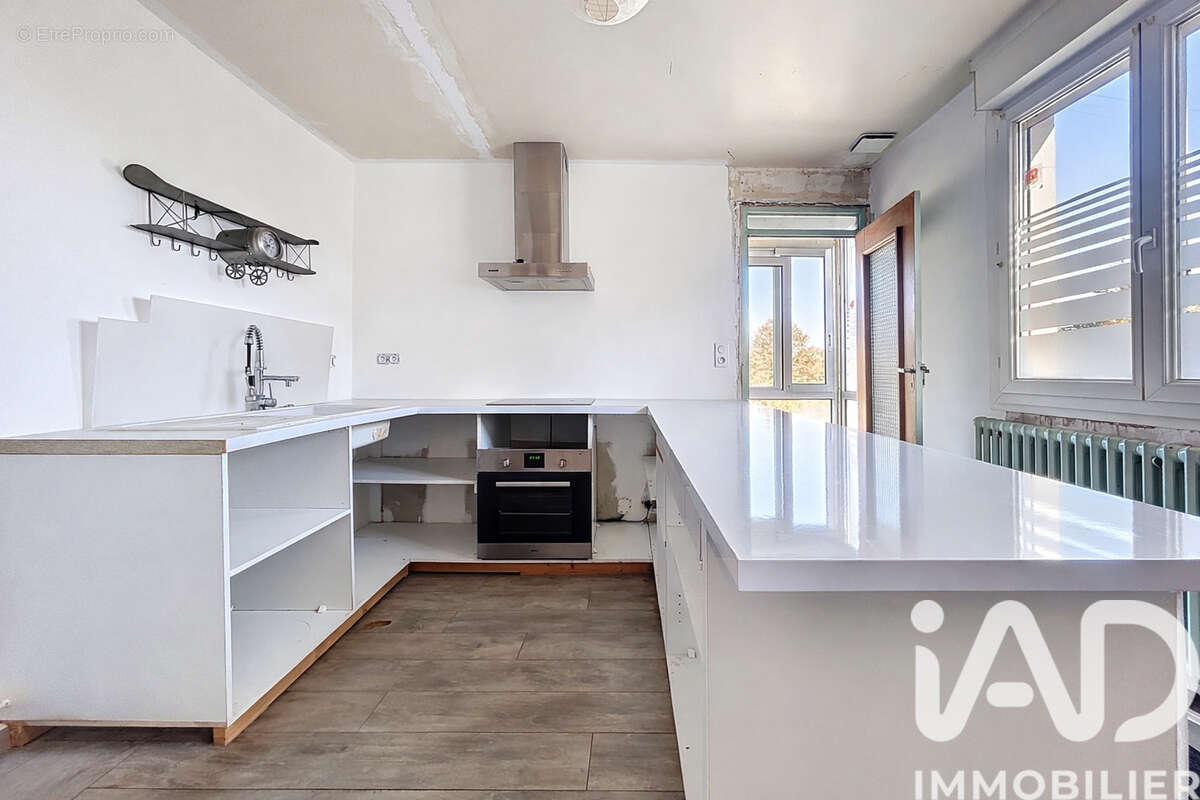Maison 77 m² à Saint-Caradec  - photo 3